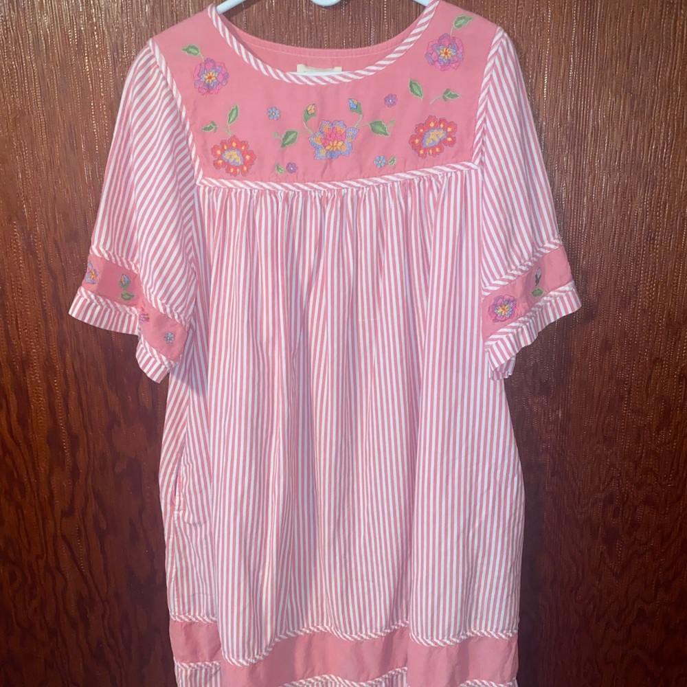 The most darling vintage pretty dress